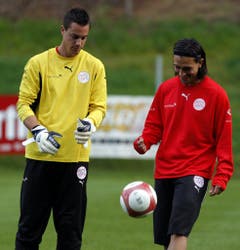 Das waren noch Zeiten: Im September 2007 trainieren Diego Benaglio und Hakan Yakin gemeinsam in der Schweizer Nati. Benaglio war damals noch Ersatztorhüter. (Bild: Keystone)