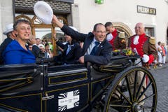Albert Bachmann, OK-Präsident Estavayer 2016, rechts, und Marie Garnier, Staatsrätin des Kantons Freiburg, links, beim Fahnenempfang. (Bild: Keystone / Jean-Christophe Bott)