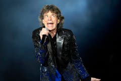 Mit 74 Jahren noch immer schrill auf der Bühne: Mick Jagger im glitzernden Sakko. (Bild: WALTER BIERI (EPA KEYSTONE))
