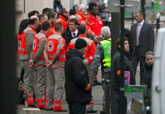 Der französische Premierminister Manuel Valls (Mitte) begab sich zum Tatort in Paris. (Bild: Keystone)