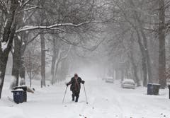 Einfacher kann man sich mit Skis auf den Strassen fortbewegen. (Bild: Keystone)