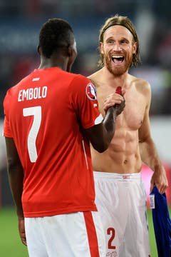 Zwei Torschützen im Glück: Breel Embolo (links) und Michael Lang. (Bild: Keystone)