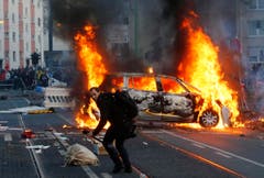 Polizeiautos wurden in Brand gesteckt. (Bild: Keystone)