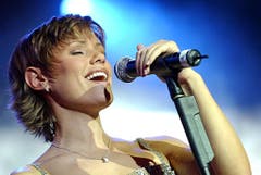 Francine Jordi qualifiziert sich 2002 mit «Dans le jardin de mon âme» direkt für den Final, landet aber auf Platz 22 von 24 Teilnehmern (15 Punkte). (Bild: Olivier Maire / EPA)