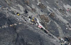 Fast nichts mehr erinnert daran, dass diese Trümmer einmal ein Flugzeug waren. (Bild: Keystone)