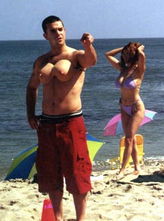 Brüste für einen guten Zweck: Robbie Williams beim Dreh für eines Krebspräventions-Werbespots im Jahr 1999. (Bild: Keystone)
