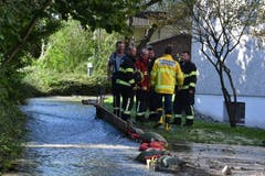 Feuerwehrleute haben eine Wassersperre errichtet. Der Rohrbruch ereignete sich oben links im Bild. (Bild: Manuel Nagel)