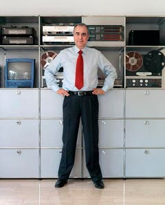 Kurt Felix posiert am 27. März 2004 vor seinen technischen Geräten in St.Gallen. (Bild: Keystone)