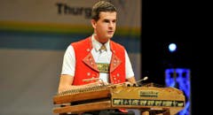 Hackbrettspieler Nicolas Senn spielt ein Ständchen zu Ehren des neuen Nationalratspräsidenten. (Bild: Reto Martin)