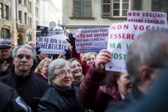 Mindestens 200 Sympathisanten fanden sich an der Frongartenstrasse ein. (Bild: Luca Linder)