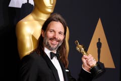 Linus Sandgren mit seinem Oscar für die Beste Kameraführung in «La La Land». (Bild: Paul Buck/Keystone)