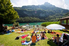 Das Strandbad und Camping Seelisbergseeli unter dem Niederbauen in Seelisberg ist gut besucht. (Bild: Keystone)