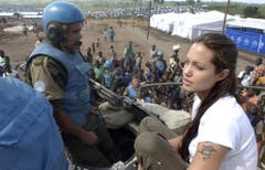 Jolie im Gespräch mit uruguayischen Soldaten in Kongo. (Bild: Keystone)