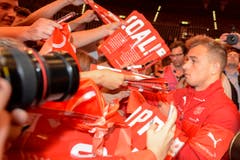 Xherdan Shaqiri befriedigt Autogrammwünsche der Schweizer Fans. (Bild: Keystone)