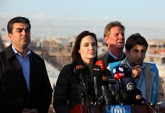 Angelina Jolie hält eine Rede im Khanke Camp in der Autonomen Region Kurdistan. (Bild: Keystone)