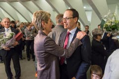 FDP-Ständerätin Karin Keller-Sutter gratuliert Parteikollege Marc Mächler zu seiner Wahl in den Regierungsrat. (Bild: Michel Canonica)