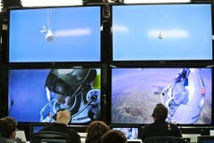 Im Kontrollzentrum wird jede Bewegung der Kapsel und von Baumgartner registriert. (Bild: Keystone)