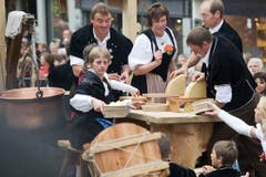 Berner Alp- und Hobelkäse wird geraffelt und verteilt. (Bild: Urs Jaudas)