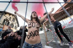 Eine Femen-Aktivistin protestiert barbusig gegen das WEF. (Bild: Keystone)