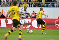 Patrice Evra kämpft um den Ball. (Bild: Ralph Ribi)