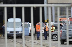Die Schussabgabe ereignete sich gemäss Polizei kurz nach 9 Uhr auf dem Firmengelände. (Bild: Keystone)