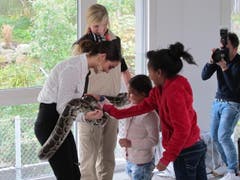 Einmal eine Würgeschlange berühren: Laetitia Guarino mit Flüchtlingskindern im Walter Zoo. (Bild: pd)