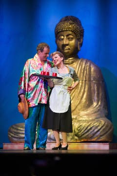 Koltays Bursche Jancy (Paul Erkamp) und Viktorias Kammerzofe Riquette (Liliane Ecoffey). (Bild: Benjamin Manser)
