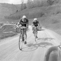 Ferdy Kübler (links) führt bei der ersten Halbetappe der Tour de Romandie von Freiburg nach Vevey vor Martin Metzger am 3. Mai 1951. (Bild: Keystone)