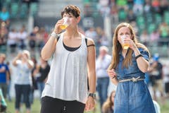Erfrischung bei diesen sommerlichen Temperaturen. (Bild: Urs Bucher)