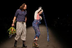 Im Januar 2016 zeigt sich Vivienne mit Ehemann Andreas auf dem Catwalk in Mailand. (Bild: Keystone)