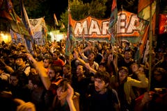 Menschen in Argentinien skandieren Parolen für den verstorbenen Chávez. (Bild: Keystone)