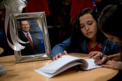 Menschen unterschreiben das Kondolenzbuch in der Botschaft Venezuelas in Buenos Aires. (Bild: Keystone)