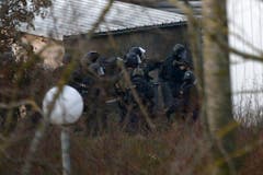 Police hunt for Charlie Hebdo suspects (Bild: Keystone)