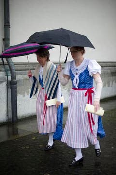 Zwei Frauen unter Regenschirmen. (Bild: Benjamin Manser)