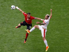 Valon Behrami (r) und Armando Sadiku. (Bild: Keystone)