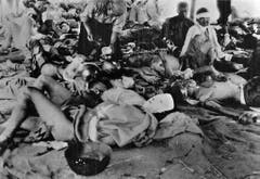 Verwundete versammelten sich im Militärspital von Hiroshima. Das Spital bestand lediglich aus Zelten. (Bild: Keystone)