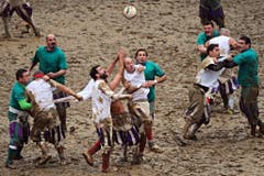 MANN, MAENNLICH, CALCIO, FIORENTINO, HISTORISCH, TRADITION, AMATEURE, MANN, OBERKOERPER, NACKT, SANDIG, SAND, SPIELPLATZ, GERANGEL, SCHMUTZIG, MAENNER, KOERPER, KAMPF, SIEG, SPIEL (Bild: Keystone)