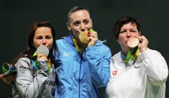 Siegertrio im Pistolenschiessen: Die Deutsche Monika Karsch, Silber, die Griechin Anna Korakaki ist Olympiasiegerin und die Thurgauerin Heidi Diethelm Gerber mit Bronze. (Bild: Keystone)