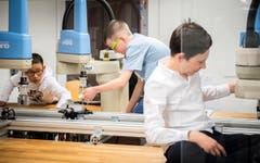 Arbon TG - Begabte Kinder nehmen am Berufsbildungszentrum Arbon an einem Förderkurs zum Thema Robotik teil. (Bild: Reto Martin)