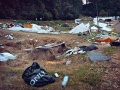 Abfall, wohin man auch schaut: Das Sittertobel glich am Sonntagabend einer Mülldeponie. (Bild: Leserbild)