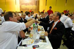 Anstossen aufs gute Gelingen des Musikfestes. (Bild: Hanspeter Schiess)
