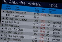 Flug 4U 9525 aus Barcelona wird zwar noch angezeigt - er ist aber über Frankreich abgestürzt. (Bild: Keystone)