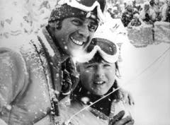 Adolf Ogi gratuliert Marie-Theres Nadig zu ihren zwei Goldmedallien, die sie in der Abfahrt und im Riesenslalom gewonnen hat. (Bild: Keystone/Str)
