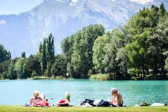 Herrliches Wetter, perfekt zum Relaxen, gab es auch in diesem Erholungsgebiet bei Sion. (Bild: MANUEL LOPEZ (KEYSTONE))