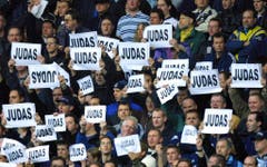 Anhänger von Tottenham Hotspur beschimpfen im November 2001 ihren früheren Spieler Sol Campbell als Judas. Campbell spielt zu jenem Zeitpunkt für Arsenal. (Bild: Keystone)