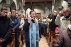 Priester Brane Saric weiht die Gläubigen mit Weihrauch. (Bild: Ralph Ribi)