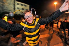 Frauenfeld im Ausnahmezustand: Mit viel Alkohol und noch mehr Kreativität feiern Bienen die Bechtelisnacht. Die ausgelassene Stimmung kennt (fast) keine Grenzen. (Bild: Reto Martin)