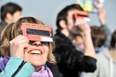 Faszinierender Anblick der Sonnensichel durch die Schutzbrille. (Bild: Donato Caspari)