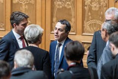 Bundesratskandidat Ignazio Cassis, FDP-TI, Mitte, diskutiert mit Fraktionskollegen waehrend der Ersatzwahl in den Bundesrat durch die Vereinigte Bundesversammlung. (Bild: Keystone)