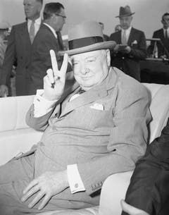 Trotz angeschlagener Gesundheit reist Premierminister Winston Churchill um die Welt für sein Land, hier in einer Aufnahme aus dem Jahr 1954 bei seiner Ankunft in Washington. (Bild: Keystone)